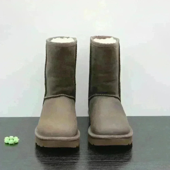 UGG Women’s Classic Brown Leather Boots - Picture 5 of 11